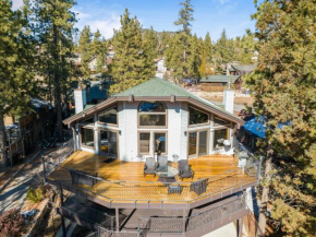 North Shore Lakefront - Spacious Lakefront with Boat Dock, Hot Tub, & Game Room